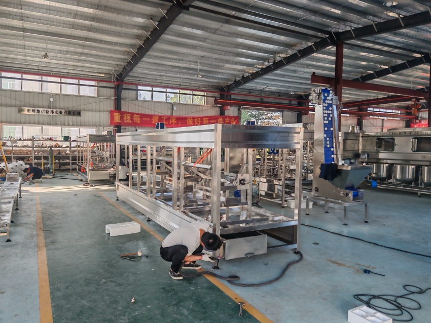หลักการทำงานของเครื่องล้างและบรรจุถังของชูซินหมิงเหว่ย: โครงสร้างระบบ ตรรกะการประมวลผล และสถานการณ์การใช้งาน